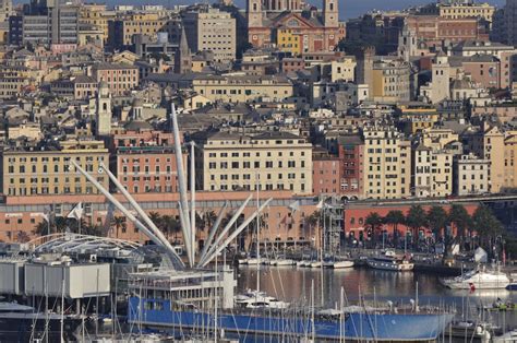 bellissimo panorama di Genova vista dall'alto 